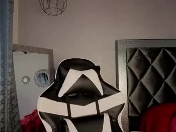 OrlaOnline – webcam model profile photo Image 13