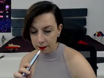nooniemoon – webcam model profile photo Image 3