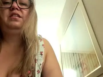 luvkoko – webcam model profile photo Image 12