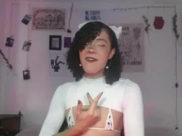 little_yena – webcam model profile photo Image 5