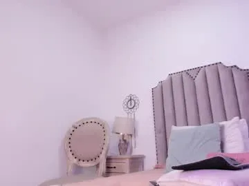 little_yena – webcam model profile photo Image 4