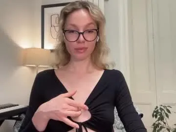 hottymilana Image 19