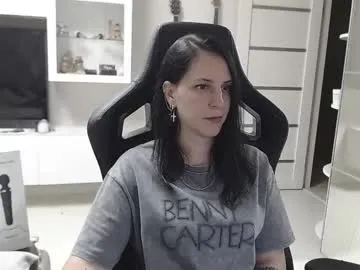 naive_love – webcam model profile photo Image 3