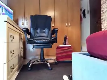 lustyaura – webcam model profile photo Image 12