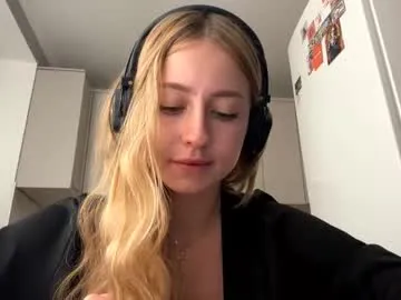 informal_ – webcam model profile photo Image 9