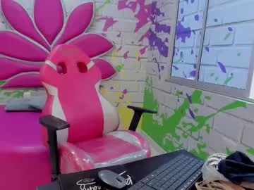 little_yena – webcam model profile photo Image 3