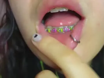 naive_love – webcam model profile photo Image 2