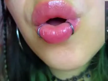 naive_love – webcam model profile photo Image 4