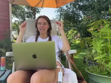 VickyPlush – webcam model profile photo Image 3