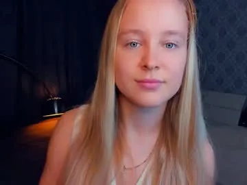 emilyy_bank – webcam model profile photo Image 2