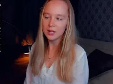 emilyy_bank – webcam model profile photo Image 3