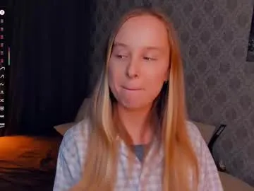 emilyy_bank – webcam model profile photo Image 9