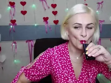 crimsonkitten – webcam model profile photo Image 2
