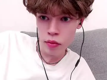 naive_love – webcam model profile photo Image 3