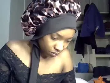 luminaya – webcam model profile photo Image 11