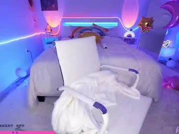 crimsonkitten – webcam model profile photo Image 2