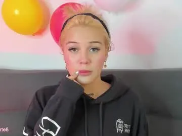 tooclose_toofar – webcam model profile photo Image 11