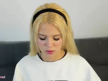 tooclose_toofar – webcam model profile photo Image 12