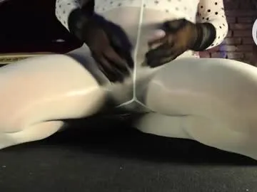 shine_vivi – webcam model profile photo Image 4